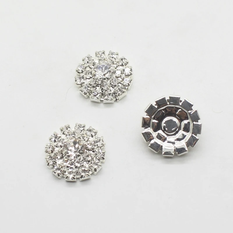 Decoratieve knopen, sieraden en accessoires voor kleding. Geef je outfits en sieraden een persoonlijke en unieke uitstraling.