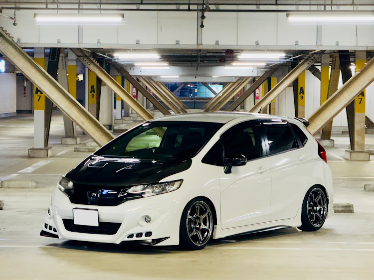 フィットのiPhoneクオリティ・立体駐車場撮影・洗車・ADVAN Racing RG-4に関するカスタム事例の投稿画像1枚目
