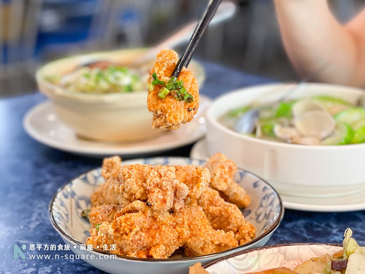 炸酥的表皮有著豆腐乳的香氣，雞肉的口感相當細緻也不會柴