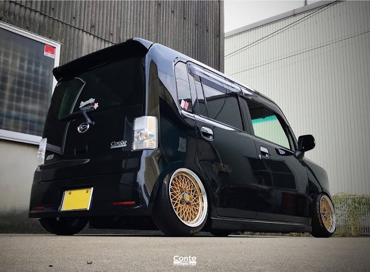 ムーヴコンテカスタムのコツシカれーしんぐ・フェンダー&腹下ノーヒット・Nostalgic Lowered・SSRリバースメッシュ・マジックジオメトリーに関するカスタム事例の投稿画像1枚目