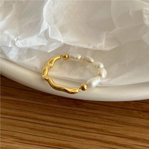 Title 1, 925 Sterling Silver Shaped Pearl Ring, a stunni...