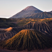 L'immensità della Terra Alba sul vulcano Bromo (Indonesia) di 