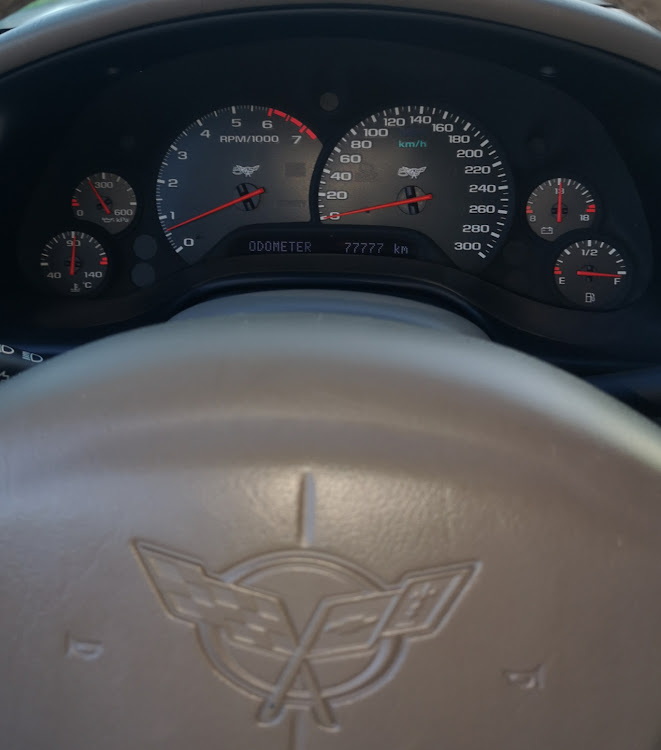 コルベット クーペのアニバーサリーレッド・50th Anniversary・ゾロ目に関するカスタム事例の投稿画像3枚目