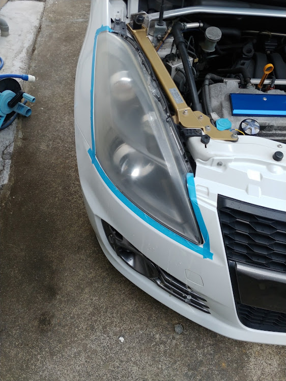 スイフトスポーツのレンズ磨き・ヘッドライトの黄ばみ取り・ヘッドライトレンズ磨き・ヘッドライトの曇りに関するカスタム事例の投稿画像2枚目