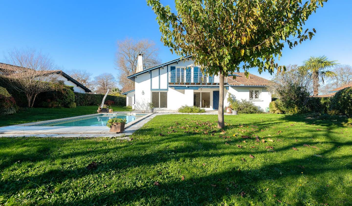 Maison avec piscine et jardin Bassussarry