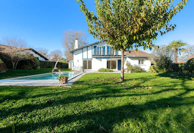 Maison avec piscine et jardin 20