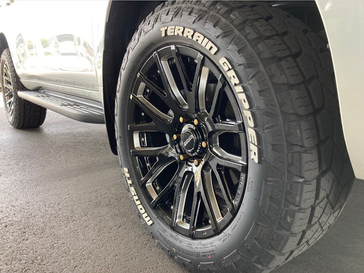 ランドクルーザープラドのf8gain・275/55R20・オーバーフェンダー・構造変更？に関するカスタム事例の投稿画像1枚目