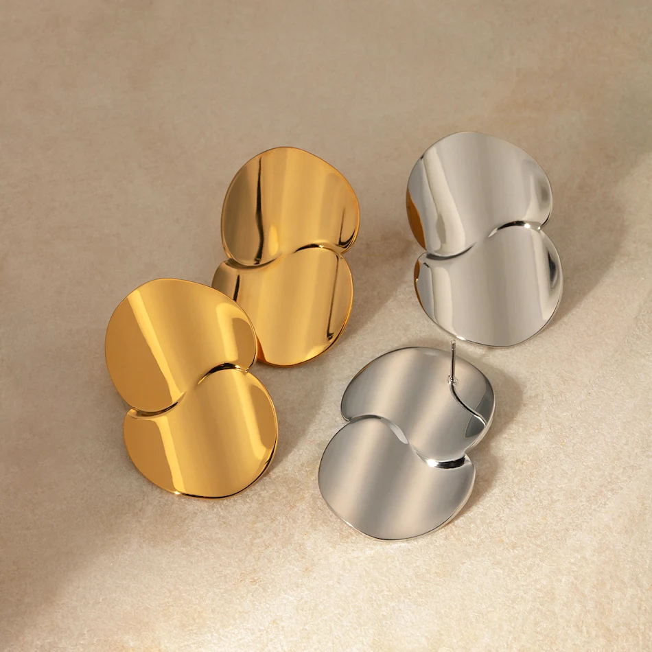 Kolczyki minimalistyczne geometryczne w kształcie krzywej ze stali nierdzewnej złoconej 18k. Elegancki dodatek na co dzień.