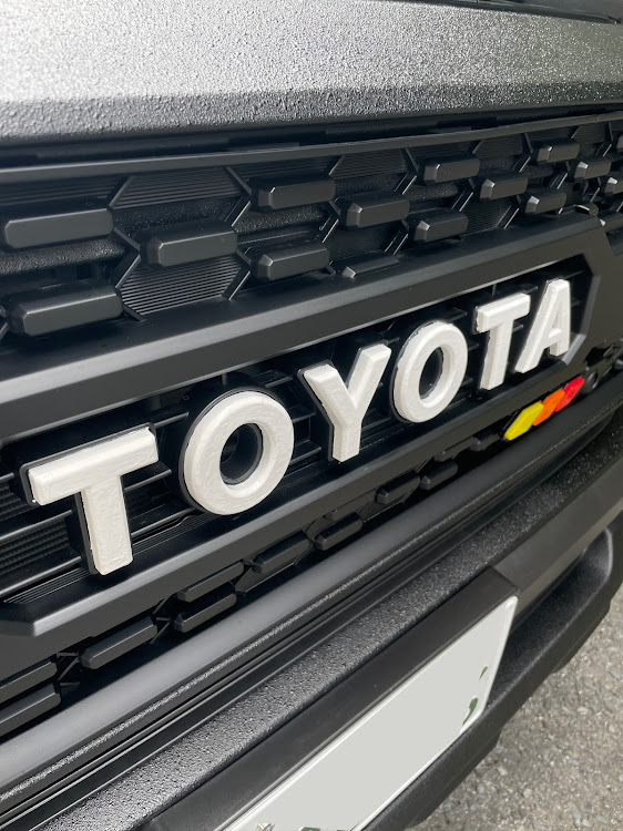 RAV4のRAV4・オフロードパッケージ2・タコマ風グリル・手塗り塗装に関するカスタム事例の投稿画像4枚目