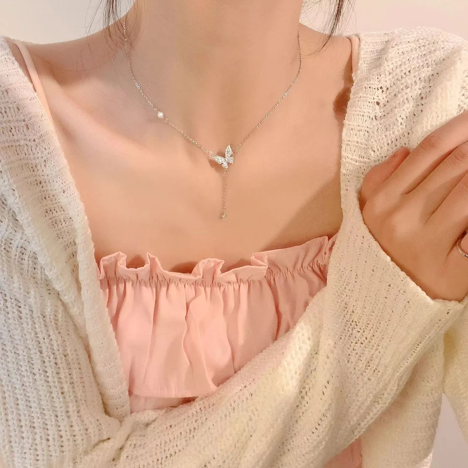 Collier en acier titane de luxe léger haut de gamme, tendance et polyvalent, idéal pour compléter toutes vos tenues avec élégance et raffinement.