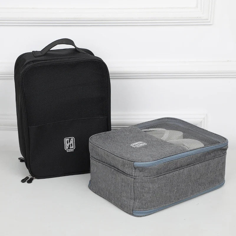 Sac à chaussures pliable pour bagages suspendus. Gardez vos chaussures organisées et protégées pendant vos voyages. Gain de place et facile à utiliser.