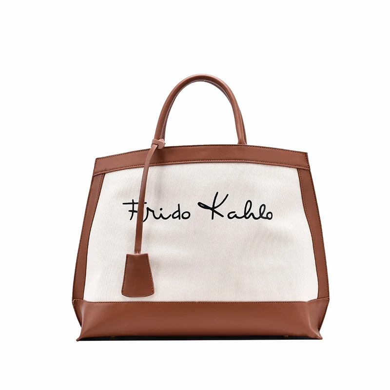 Beliebte, kleine quadratische Tasche für Herbst und Winter mit hohem Stilgefühl. Perfekt für Alltag und besondere Anlässe. Ein Must-Have Accessoire.