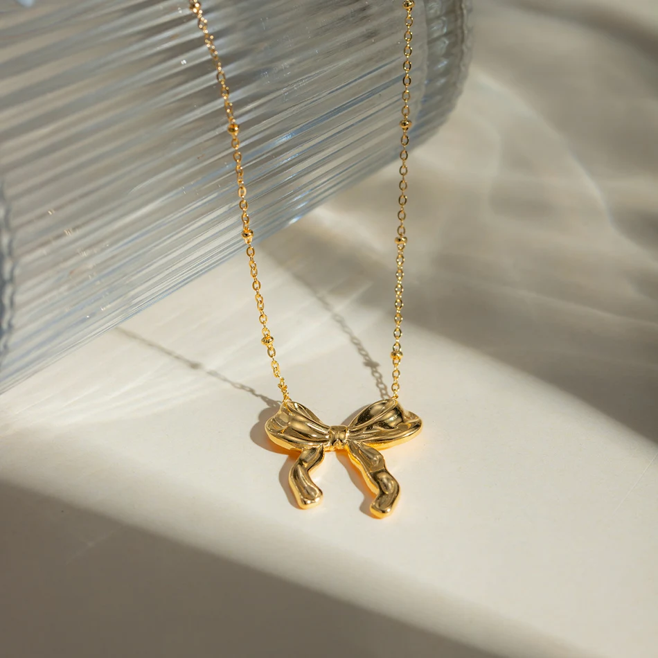 Collar con lazo personalizado para mujer, un accesorio de moda único y elegante para realzar cualquier atuendo y expresar tu estilo personal.
