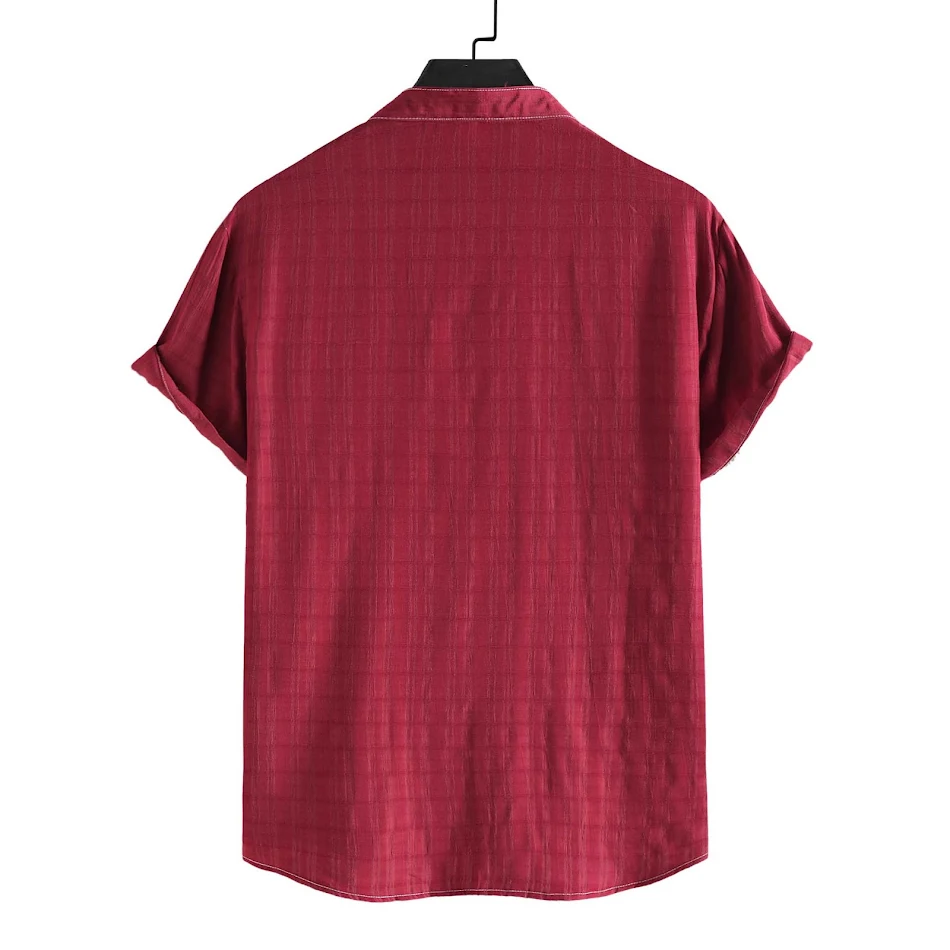 Camisa de manga corta con cuello alzado oscuro para hombre, moderna y elegante, ideal para un look casual y sofisticado, perfecta para el verano.