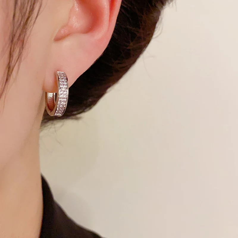 Brincos de pressão micro cravejados de design exclusivo, versáteis e modernos, perfeitos para looks sofisticados e sem furo.