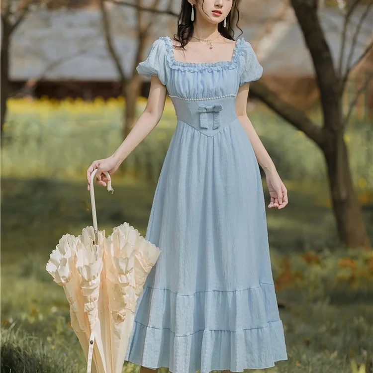 Vestido vintage con cuello cuadrado, cuentas, cintura alta y mangas abullonadas, elegante y perfecto para ocasiones especiales.