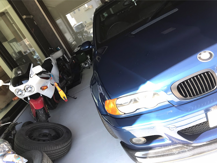 M3 クーペの日向ぼっこ中・ガレージライフ・FZ400Rに関するカスタム事例の投稿画像1枚目