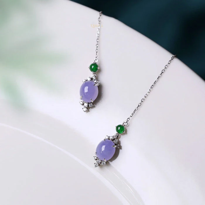 Brincos pendurados violeta em prata com calcedônia de gelo incrustada, realce sua beleza com elegância e sofisticação.