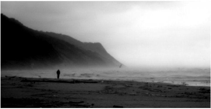 Inverno, solo un uomo e il mare di zizzo