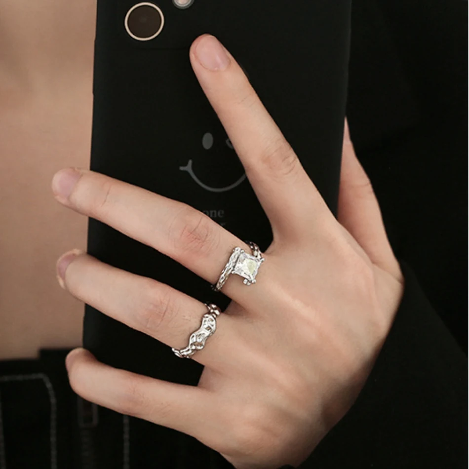Retro Openende Ring met een niche design en lichtgewicht, luxueuze uitstraling. Draag elegantie en stijl met dit unieke sieraad.