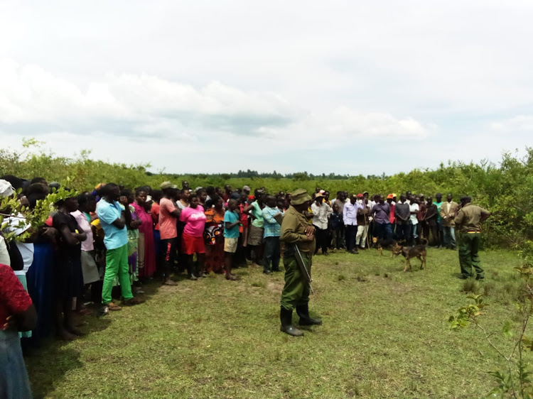 Some police officers with residents at the scene where two children were electrocuted in Rota, Ndhiwa on December1,2022