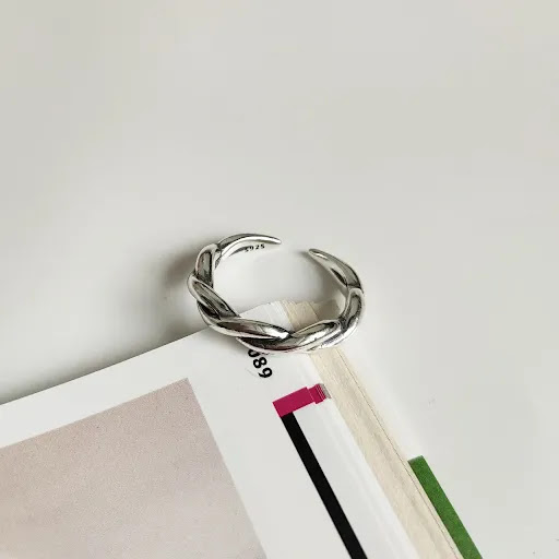 Title 5, Verdrehter und wellenförmiger Ring für stilvoll...