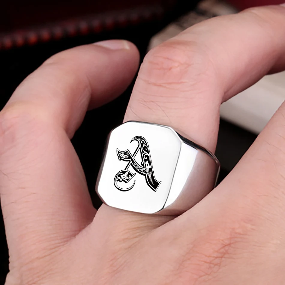 Bague en acier inoxydable titane avec 26 initiales anglaises pour homme, design élégant et résistant, cadeau personnalisé idéal.
