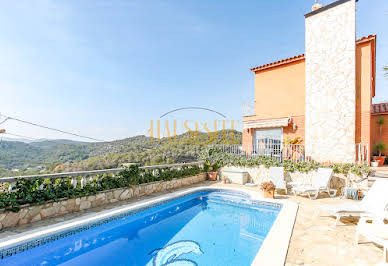 Seaside house with pool and garden 1