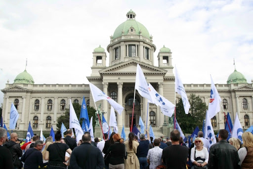 Samostalni sindikat s ulice ispred Skupštine Srbije tražio veće plate i bolje zakone