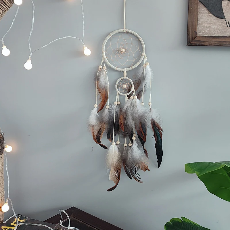 Indyjski Łapacz Snów z Piórem Wisiorek Prezent Urodzinowy do Domu Piękny Design Ozdoba Kojąca Atmosferę