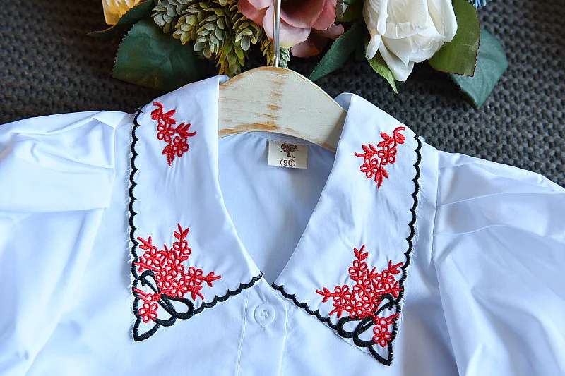 Meisjes borduurwerk poppenkraag blouse met ballonmouwen en spijkerrok set voor een schattige en modieuze outfit.