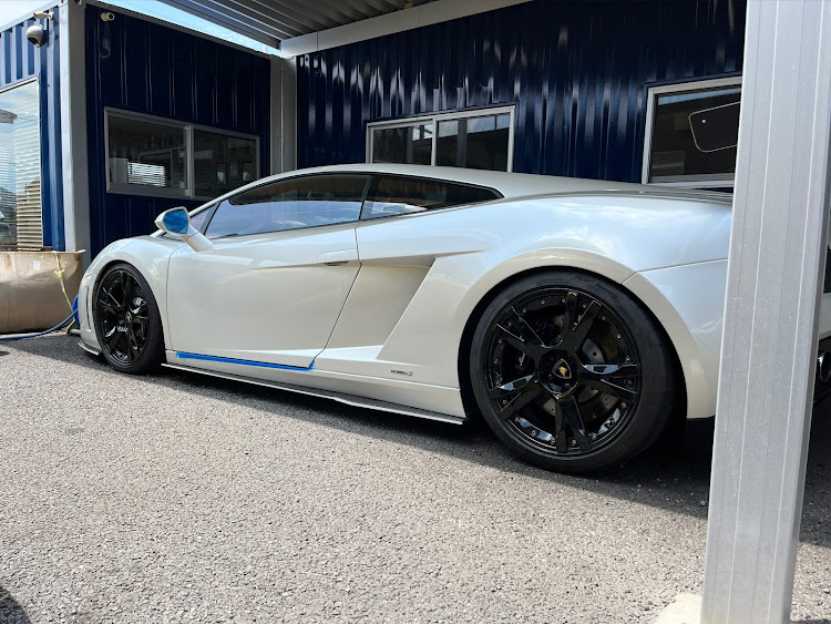 doku🇫🇷さんが投稿したZ33・ランボルギーニ・カーショップグローリーに関するカスタム事例の投稿画像4枚目