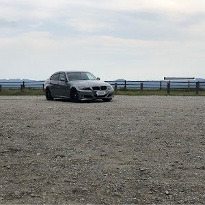 320i