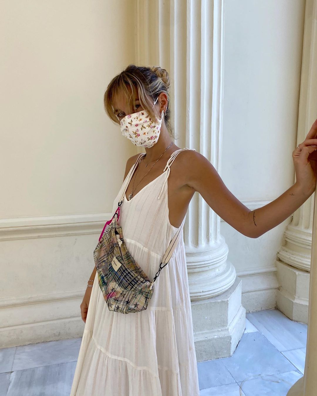 Carlota Webern nos enseña uno de nuestros looks con mascarilla favoritos: vestido blanco y mascarilla con estampado floral sobre blanco.