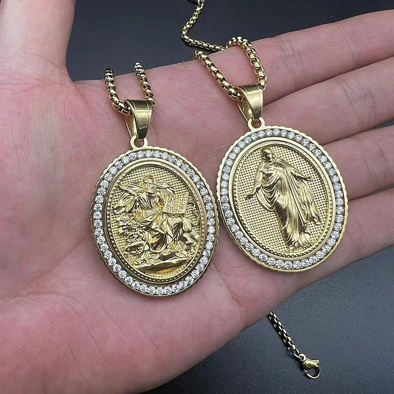 Reliëf religieus karakter roestvrij staal zirkoon hanger ketting, perfect om geloof en stijl te tonen.