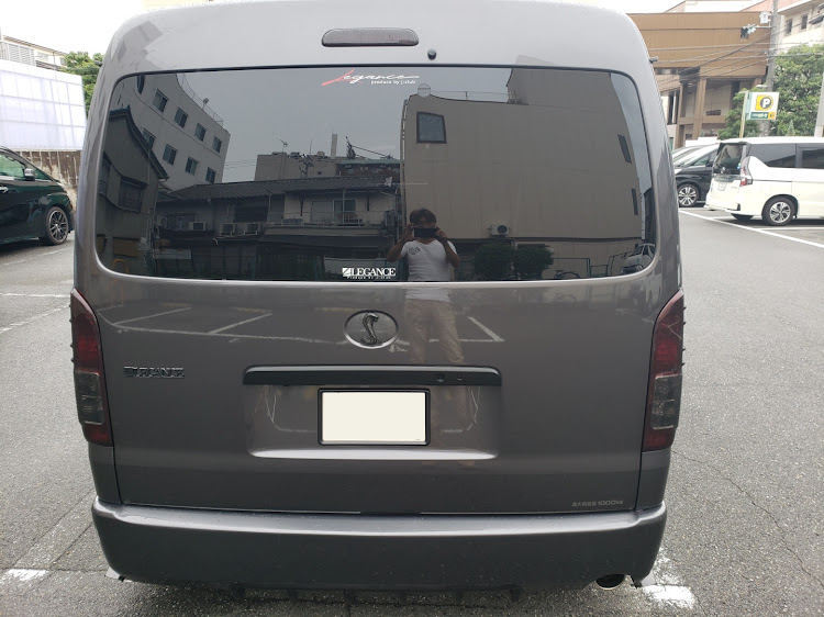 ハイエースバンのテールカバー・ハイエース200系・いつもいいねありがとうございます！・熱中症注意！に関するカスタム事例の投稿画像1枚目