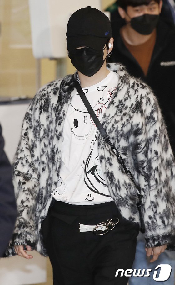 BTS DIARY on X: [Bangtan Style] Suga Airport Fashion (Bags) Elly