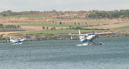 Thủy phi cơ du lịch Mũi Né đáp xuống hồ Bàu Trắng