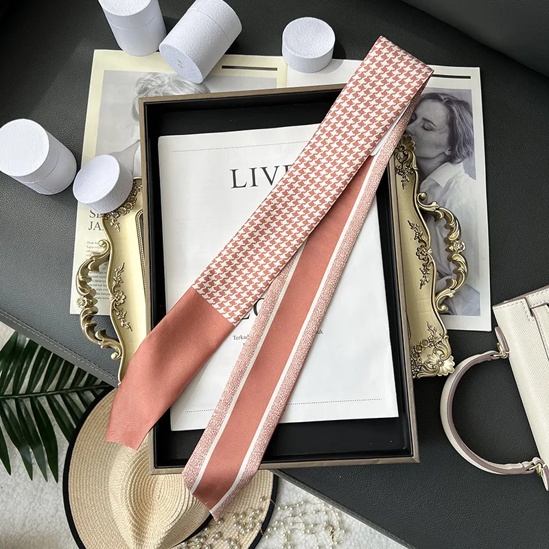 Dunne, lange zijden sjaal, smalle haarband of armband. Decoratie voor tas of haar. Stijlvol en veelzijdig accessoire.
