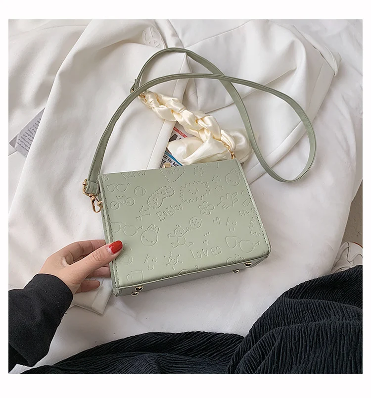 Dames schoudertas met zijden sjaal, reliëf, crossbody tas, vierkante sluiting, elegant design, perfect voor vrouwen.