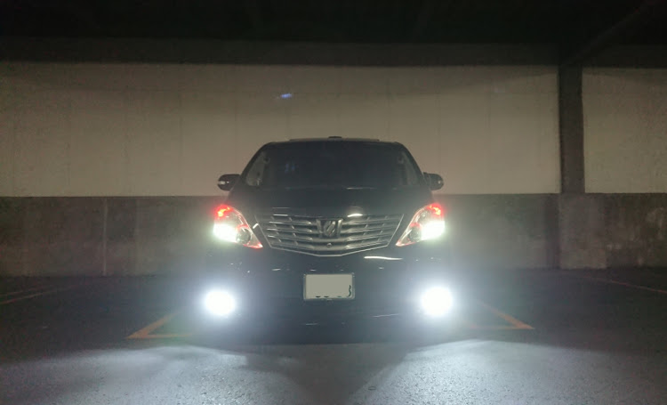 アルファードの屋内駐車場・色替えポジションランプに関するカスタム事例の投稿画像2枚目