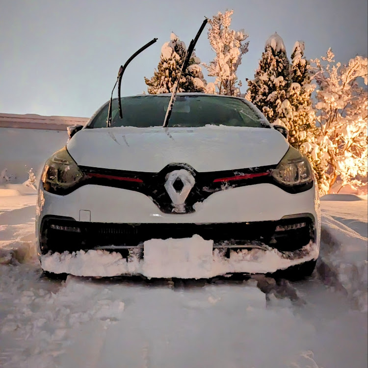 ルーテシアの雪とコラボ・雪・2月・雪と愛車・雪ドリに関するカスタム事例の投稿画像1枚目