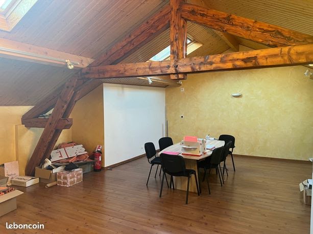 Location  locaux professionnels 7 pièces 211 m² à Montbrison (42600), 2 000 €