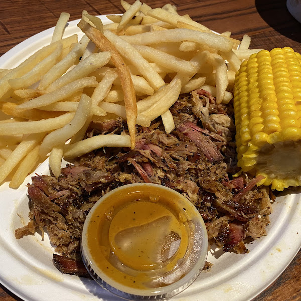 Pulled pork with fries and corn on the cob