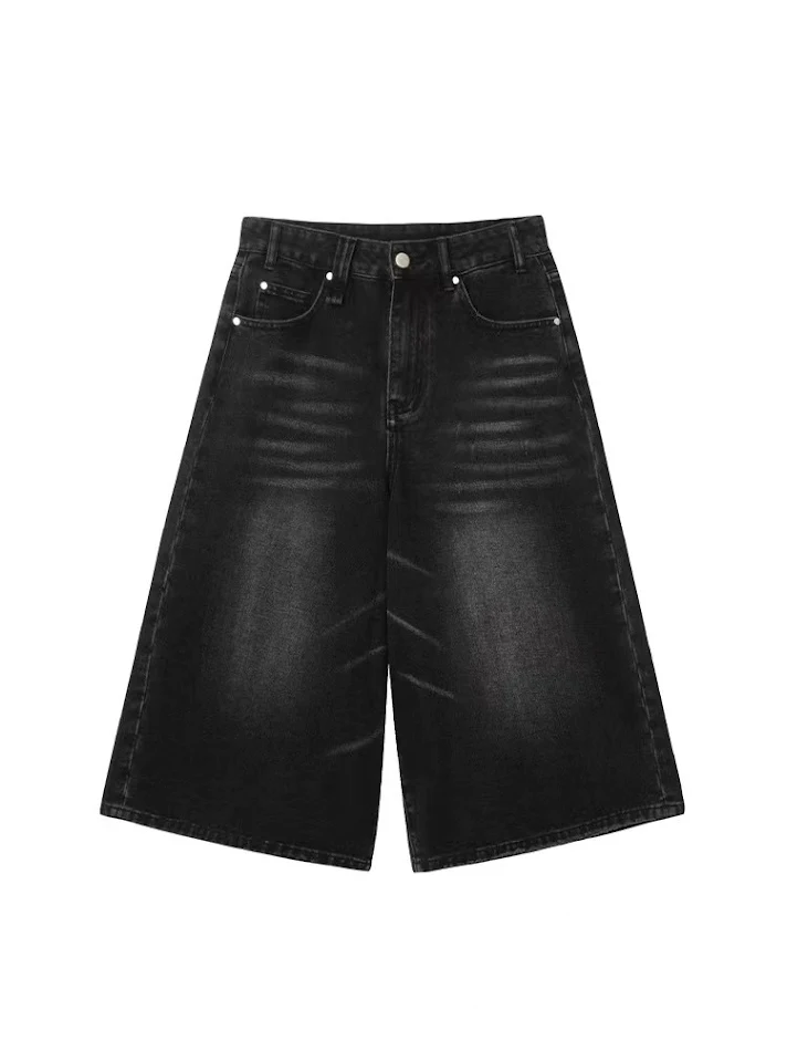 Short en jean taille haute, jambes larges et courtes, délavage noir. Confort et style pour un look décontracté et tendance.