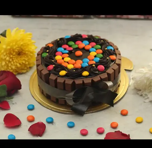 KitKat Gems Cake [800 Grams]