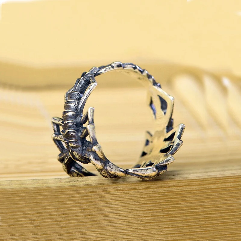 Anello Scorpione Esagerato Retro Argento Thai Punk Hip Hop da Uomo. Aggiungi un tocco audace al tuo stile con questo accessorio unico.