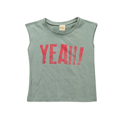 T-shirt sans manches pour enfants, idéale pour l'été. Confortable et respirante, parfaite pour jouer et bouger librement. Un must-have pour les activités sportives.