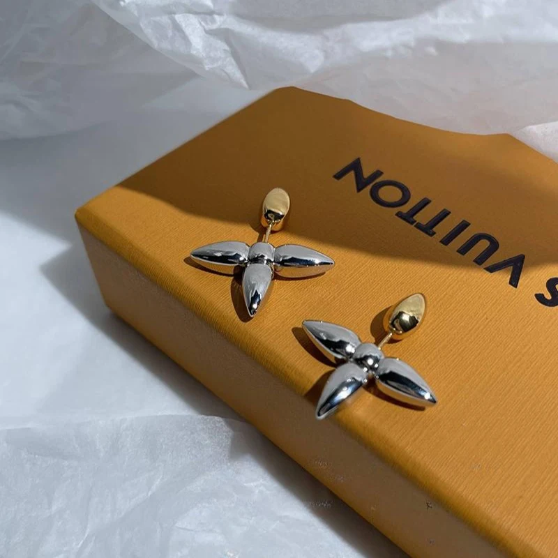 Kleeblatt-Ohrringe Damen Kreuz-Ohrstecker. Stilvoller Schmuck für Frauen, elegante Ohrringe, ideal für den täglichen Gebrauch oder besondere Anlässe.