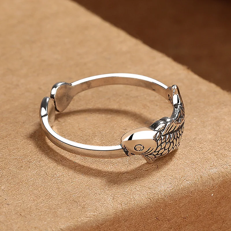 Bague Vintage Thaïlandaise en Argent Koi pour un look unique. Le design de poisson koi symbolise la chance et la prospérité. Bijou artisanal.